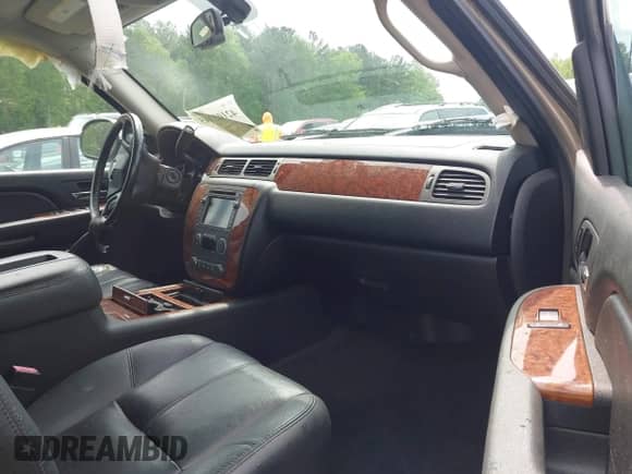 2008 Chevrolet Avalanche 2LT z VIN 3GNEC12098G105568, wystawiony jako IAAI lot #42105245 z przebiegiem 141 666 mil mil oraz . Historia ofert i sprzedaży dostępna na DreamBid. Obrazek 5.