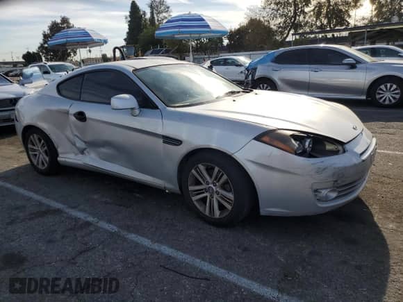 2008 Hyundai Tiburon GS с VIN KMHHM66DX8U291384, выставлен на аукционе Copart как лот 85974854 с пробегом 106 391 миль миль и Списание • Salvage title. История ставок и продаж доступна на DreamBid. Изображение 4.