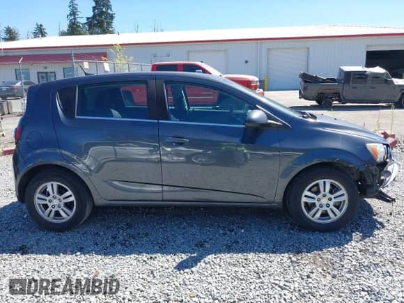 2013 Chevrolet Sonic LT z VIN 1G1JC6SG0D4228242, wystawiony jako IAAI lot #42849249 z przebiegiem 135 437 mil mil oraz . Historia ofert i sprzedaży dostępna na DreamBid. Obrazek 13.