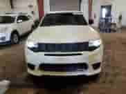 2019 Jeep Grand Cherokee Trackhawk z VIN 1C4RJFN90KC562724, wystawiony jako Copart lot #86628345 z przebiegiem 19 423 mil mil oraz Szkoda całkowita • Salvage title. Historia ofert i sprzedaży dostępna na DreamBid. Obrazek 5.