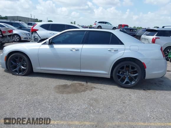 2023 Chrysler 300 S z VIN 2C3CCABG4PH524279, wystawiony jako IAAI lot #42515151 z przebiegiem 43 737 mil mil oraz . Historia ofert i sprzedaży dostępna na DreamBid. Obrazek 15.