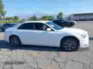 2018 Chrysler 300 S z VIN 2C3CCAGG1JH267517, wystawiony jako IAAI lot #42374883 z przebiegiem 73 720 mil mil oraz . Historia ofert i sprzedaży dostępna na DreamBid. Obrazek 13.