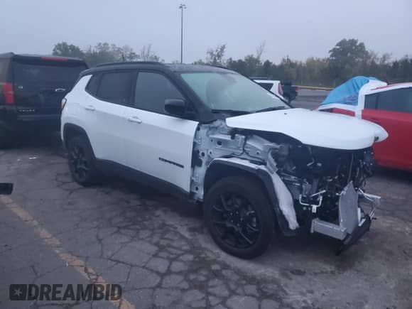 2024 Jeep Compass Latitude with VIN 3C4NJDBN3RT133628, listed as a Copart auction lot 81504385 with 8,745 mi miles and Non repairable. Bid and sale history available at DreamBid. Image 4.