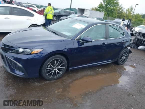 2021 Toyota Camry SE Nightshade z VIN 4T1G11AK8MU585082, wystawiony jako IAAI lot #43245347 z przebiegiem 88 301 mil mil oraz . Historia ofert i sprzedaży dostępna na DreamBid. Obrazek 15.