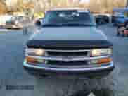 1998 Chevrolet Blazer LT z VIN 1GNDT13W2W2236765, wystawiony jako Copart lot #88902125 z przebiegiem 227 773 mil mil oraz Szkoda całkowita • Salvage title. Historia ofert i sprzedaży dostępna na DreamBid. Obrazek 5.