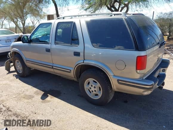 1998 Chevrolet Blazer LS z VIN 1GNDT13W1W2180981, wystawiony jako IAAI lot #43332163 z przebiegiem Nie podano mil oraz . Historia ofert i sprzedaży dostępna na DreamBid. Obrazek 3.