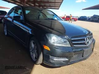 2014 Mercedes-Benz C 300 Sport z VIN WDDGF8AB5EA960269, wystawiony jako IAAI lot #43173751 z przebiegiem 63 484 mil mil oraz . Historia ofert i sprzedaży dostępna na DreamBid. Obrazek 1.