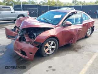 2013 Chevrolet Cruze 1LT z VIN 1G1PC5SB2D7138632, wystawiony jako IAAI lot #43417888 z przebiegiem 159 146 mil mil oraz . Historia ofert i sprzedaży dostępna na DreamBid. Obrazek 2.