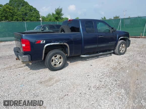 2007 Chevrolet Silverado 1500 1LT z VIN 2GCEK190071594645, wystawiony jako IAAI lot #42397117 z przebiegiem 241 216 mil mil oraz . Historia ofert i sprzedaży dostępna na DreamBid. Obrazek 4.