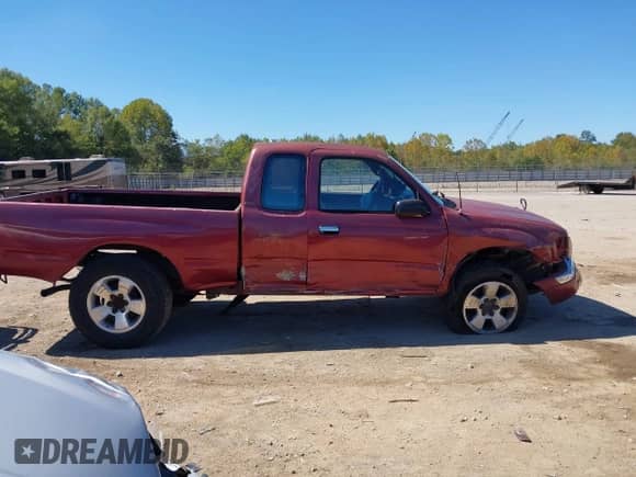 1998 Toyota Tacoma z VIN 4TAWM72NXWZ048525, wystawiony jako IAAI lot #43303270 z przebiegiem 306 334 mil mil oraz . Historia ofert i sprzedaży dostępna na DreamBid. Obrazek 13.