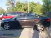 2015 Volvo S60 T5 Premier с VIN YV1612TK4F1345481, выставлен на аукционе IAAI как лот 43141748 с пробегом 179 143 миль миль и . История ставок и продаж доступна на DreamBid. Изображение 14.