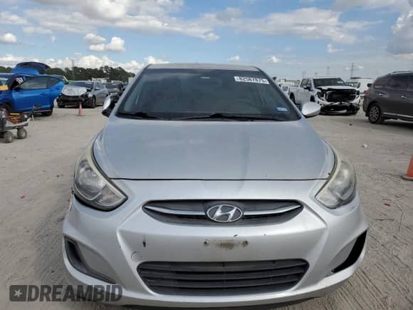 2016 Hyundai Accent SE z VIN KMHCT4AE5GU061073, wystawiony jako Copart lot #82587875 z przebiegiem 131 748 mil mil oraz Czysty tytuł • Clean title. Historia ofert i sprzedaży dostępna na DreamBid. Obrazek 5.