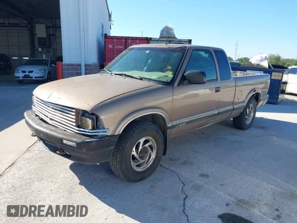 1996 Chevrolet S-10 LS с VIN 1GCCT19W7T8188474, выставлен на аукционе IAAI как лот 43304172 с пробегом 170 264 миль миль и . История ставок и продаж доступна на DreamBid. Изображение 2.