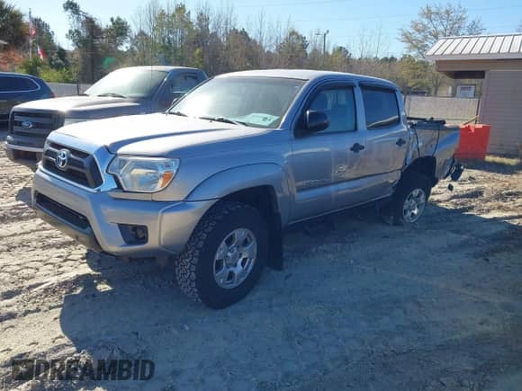 2014 Toyota Tacoma PreRunner z VIN 5TFJX4GNXEX027147, wystawiony jako IAAI lot #41840370 z przebiegiem 111 242 mil mil oraz . Historia ofert i sprzedaży dostępna na DreamBid. Obrazek 2.