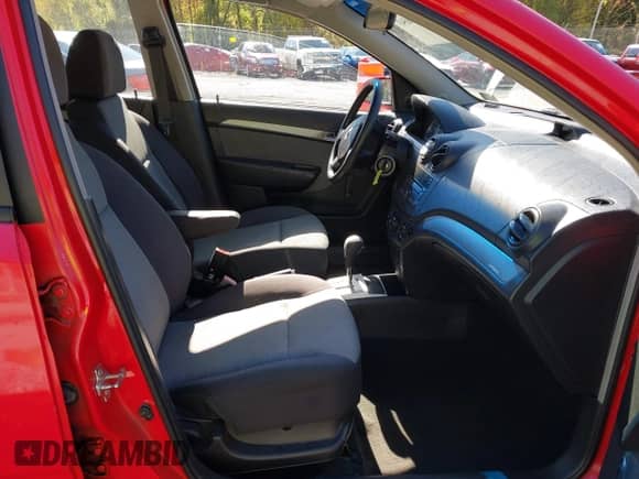 2009 Chevrolet Aveo 1LT z VIN KL1TD66E69B651519, wystawiony jako IAAI lot #43406543 z przebiegiem 68 778 mil mil oraz . Historia ofert i sprzedaży dostępna na DreamBid. Obrazek 5.
