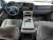 2003 Chevrolet Suburban LS z VIN 3GNEC16T83G314913, wystawiony jako Copart lot #70311755 z przebiegiem 209 592 mil mil oraz Czysty tytuł • Clean title. Historia ofert i sprzedaży dostępna na DreamBid. Obrazek 8.