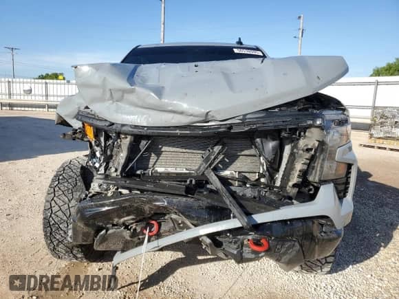 2024 Chevrolet Silverado 1500 Custom Trail Boss z VIN 3GCUDCE87RG219052, wystawiony jako Copart lot #56538995 z przebiegiem 22 030 mil mil oraz Szkoda całkowita • Salvage title. Historia ofert i sprzedaży dostępna na DreamBid. Obrazek 5.