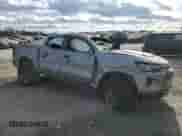 2024 Chevrolet Colorado 4WD ZR2 z VIN 1GCPTFEK3R1227497, wystawiony jako Copart lot #42200055 z przebiegiem 2 921 mil mil oraz Szkoda całkowita • Salvage title. Historia ofert i sprzedaży dostępna na DreamBid. Obrazek 4.