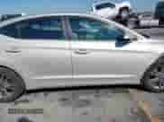 2018 Hyundai Elantra SEL z VIN KMHD84LF6JU666089, wystawiony jako IAAI lot #43448836 z przebiegiem 92 472 mil mil oraz . Historia ofert i sprzedaży dostępna na DreamBid. Obrazek 13.