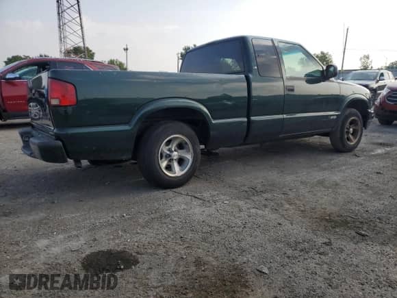 2002 Chevrolet S-10 LS z VIN 1GCCS195428118097, wystawiony jako Copart lot #69187355 z przebiegiem 104 416 mil mil oraz Szkoda całkowita • Salvage title. Historia ofert i sprzedaży dostępna na DreamBid. Obrazek 3.