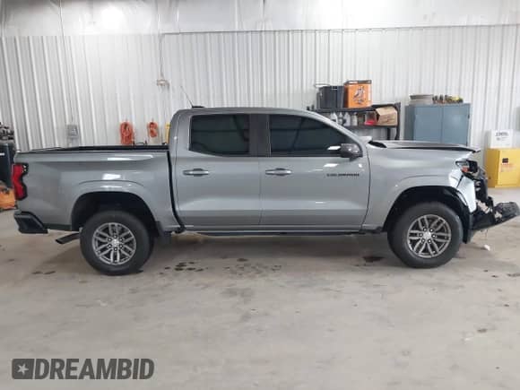 2023 Chevrolet Colorado 2WD LT с VIN 1GCPSCEK1P1162678, выставлен на аукционе IAAI как лот 42464077 с пробегом 11 118 миль миль и . История ставок и продаж доступна на DreamBid. Изображение 13.