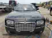 2006 Chrysler 300 C SRT-8 z VIN 2C3LA73W76H102777, wystawiony jako Copart lot #60065925 z przebiegiem 97 765 mil mil oraz Szkoda całkowita • Salvage title. Historia ofert i sprzedaży dostępna na DreamBid. Obrazek 5.