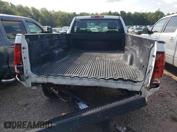 2008 GMC Sierra 1500 Work Truck z VIN 1GTEC14C58Z900651, wystawiony jako Copart lot #63002755 z przebiegiem 311 841 mil mil oraz Czysty tytuł • Clean title. Historia ofert i sprzedaży dostępna na DreamBid. Obrazek 6.