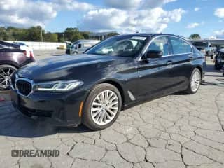 2022 BMW 5 Series 530i xDrive z VIN WBA13BJ00NWX75583, wystawiony jako Copart lot #84745715 z przebiegiem 45 186 mil mil oraz Czysty tytuł • Clean title. Historia ofert i sprzedaży dostępna na DreamBid. Obrazek 1.