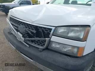 2005 Chevrolet Silverado 2500HD Work Truck z VIN 1GCHK24U95E139298, wystawiony jako IAAI lot #43432101 z przebiegiem 85 773 mil mil oraz . Historia ofert i sprzedaży dostępna na DreamBid. Obrazek 6.