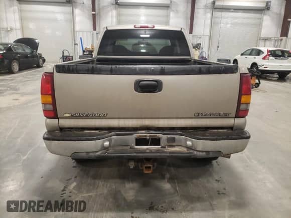 1999 Chevrolet Silverado 2500 LS с VIN 1GCGK29U5XE212688, выставлен на аукционе Copart как лот 51125315 с пробегом 155 155 миль миль и Списание • Salvage title. История ставок и продаж доступна на DreamBid. Изображение 6.
