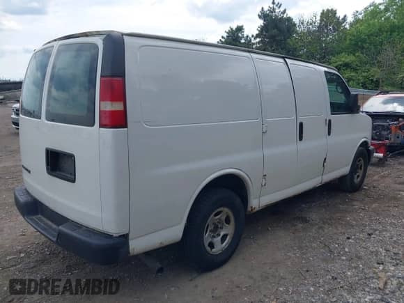2005 Chevrolet Express Cargo z VIN 1GCFG15X951101878, wystawiony jako IAAI lot #42218005 z przebiegiem 374 603 mil mil oraz . Historia ofert i sprzedaży dostępna na DreamBid. Obrazek 4.
