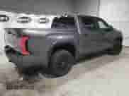 2024 Toyota Tundra TRD Pro Hybrid z VIN 5TFPC5DB8RX084362, wystawiony jako Copart lot #70174855 z przebiegiem 4 542 mil mil oraz Czysty tytuł • Clean title. Historia ofert i sprzedaży dostępna na DreamBid. Obrazek 3.