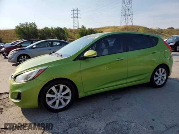 2013 Hyundai Accent SE z VIN KMHCU5AE7DU066032, wystawiony jako Copart lot #66413665 z przebiegiem 158 482 mil mil oraz Czysty tytuł • Clean title. Historia ofert i sprzedaży dostępna na DreamBid. Obrazek 1.