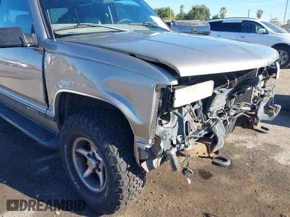 1999 Chevrolet Suburban z VIN 1GNFK16R9XJ318663, wystawiony jako IAAI lot #43358644 z przebiegiem 197 845 mil mil oraz . Historia ofert i sprzedaży dostępna na DreamBid. Obrazek 18.