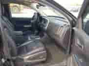 2015 Chevrolet Colorado 2WD LT z VIN 1GCHSBEA8F1177117, wystawiony jako IAAI lot #42201348 z przebiegiem 69 988 mil mil oraz . Historia ofert i sprzedaży dostępna na DreamBid. Obrazek 5.