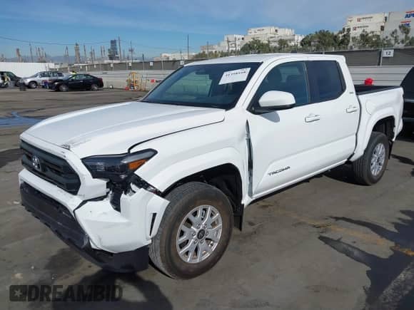 2024 Toyota Tacoma SR5 z VIN 3TMKB5FN5RM022914, wystawiony jako IAAI lot #41398168 z przebiegiem 2 535 mil mil oraz . Historia ofert i sprzedaży dostępna na DreamBid. Obrazek 16.