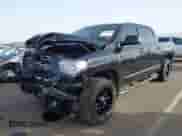 2017 Toyota Tundra SR5 z VIN 5TFEW5F19HX212397, wystawiony jako IAAI lot #41677878 z przebiegiem 150 986 mil mil oraz . Historia ofert i sprzedaży dostępna na DreamBid. Obrazek 2.