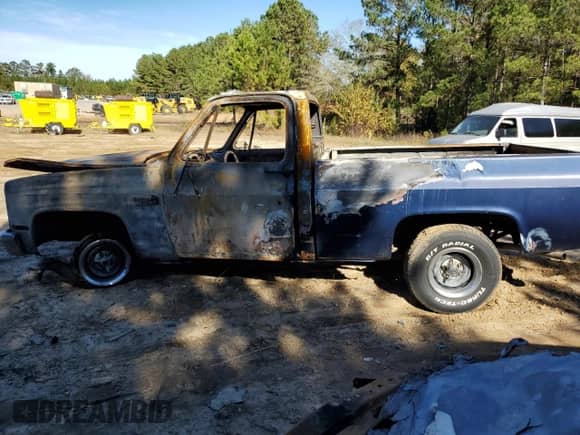 1982 Chevrolet Silverado 1500 с VIN 1GCDC14H3CF363828, выставлен на аукционе Copart как лот 82091054 с пробегом Не указан миль и Списание • Salvage title. История ставок и продаж доступна на DreamBid. Изображение 2.