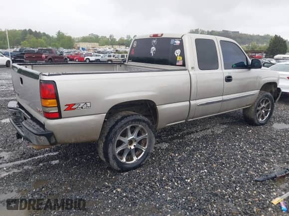 2004 GMC Sierra 1500 SLT с VIN 2GTEK19T841211511, выставлен на аукционе IAAI как лот 42099492 с пробегом 154 023 миль миль и . История ставок и продаж доступна на DreamBid. Изображение 4.