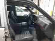 1996 Jeep Grand Cherokee Laredo z VIN 1J4GZ58S5TC293897, wystawiony jako IAAI lot #42435233 z przebiegiem 167 432 mil mil oraz . Historia ofert i sprzedaży dostępna na DreamBid. Obrazek 5.