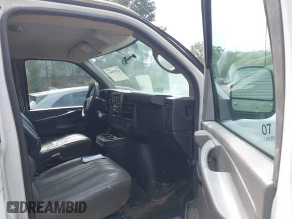 2012 Chevrolet Express Cargo z VIN 1GCSGAFX6C1147016, wystawiony jako IAAI lot #42935681 z przebiegiem 130 863 mil mil oraz . Historia ofert i sprzedaży dostępna na DreamBid. Obrazek 5.