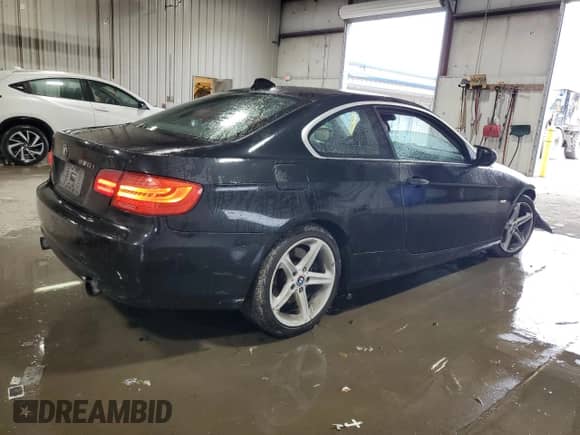 2011 BMW 3 Series 335i xDrive z VIN WBAKF9C53BE262231, wystawiony jako Copart lot #86313685 z przebiegiem 100 800 mil mil oraz Szkoda całkowita • Salvage title. Historia ofert i sprzedaży dostępna na DreamBid. Obrazek 3.