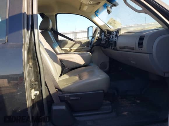 2009 Chevrolet Silverado 2500HD z VIN 1GBHC49K39E158939, wystawiony jako IAAI lot #41775789 z przebiegiem 221 899 mil mil oraz . Historia ofert i sprzedaży dostępna na DreamBid. Obrazek 5.