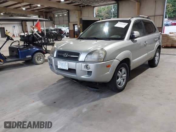 2007 Hyundai Tucson SE z VIN KM8JN12D47U485785, wystawiony jako IAAI lot #43306100 z przebiegiem 179 960 mil mil oraz . Historia ofert i sprzedaży dostępna na DreamBid. Obrazek 2.