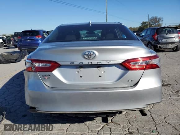 2020 Toyota Camry LE z VIN 4T1C11AK8LU351957, wystawiony jako Copart lot #86512345 z przebiegiem 83 646 mil mil oraz Szkoda całkowita • Salvage title. Historia ofert i sprzedaży dostępna na DreamBid. Obrazek 6.