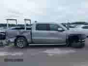 2022 Ram 1500 Longhorn z VIN 1C6SRFKT1NN426449, wystawiony jako IAAI lot #43134719 z przebiegiem 26 496 mil mil oraz . Historia ofert i sprzedaży dostępna na DreamBid. Obrazek 13.