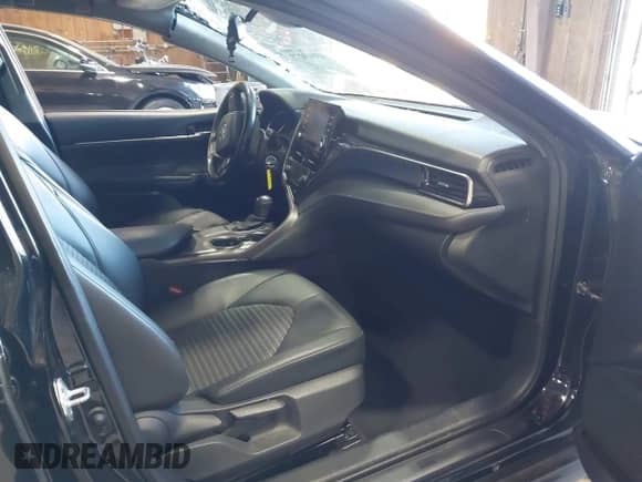 2021 Toyota Camry SE z VIN 4T1G11AKXMU471598, wystawiony jako IAAI lot #43060273 z przebiegiem 87 450 mil mil oraz . Historia ofert i sprzedaży dostępna na DreamBid. Obrazek 5.