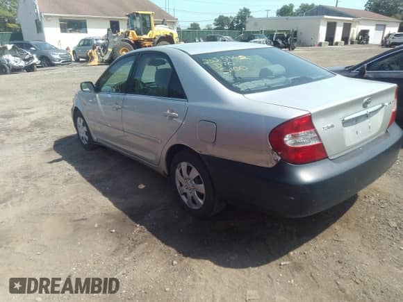 2002 Toyota Camry LE z VIN 4T1BE30K42U572872, wystawiony jako IAAI lot #37272664 z przebiegiem 238 015 mil mil oraz . Historia ofert i sprzedaży dostępna na DreamBid. Obrazek 3.