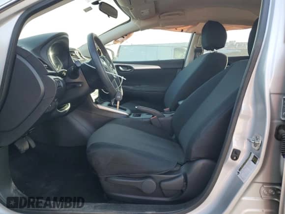 2019 Nissan Sentra S z VIN 3N1AB7APXKY320778, wystawiony jako Copart lot #70116555 z przebiegiem 62 579 mil mil oraz Szkoda całkowita • Salvage title. Historia ofert i sprzedaży dostępna na DreamBid. Obrazek 7.