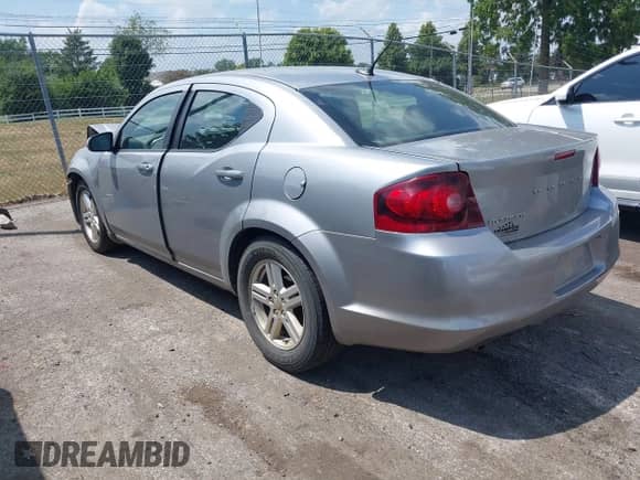 2013 Dodge Avenger SXT z VIN 1C3CDZCG3DN586107, wystawiony jako IAAI lot #42829815 z przebiegiem 114 176 mil mil oraz . Historia ofert i sprzedaży dostępna na DreamBid. Obrazek 3.